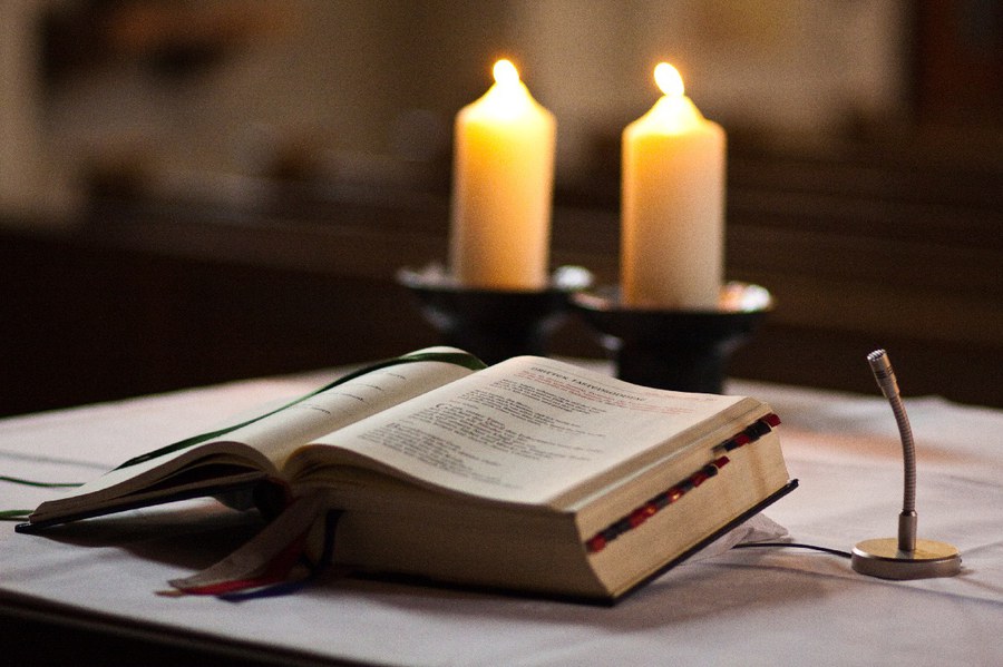 Bibel mit Kerzen.jpeg